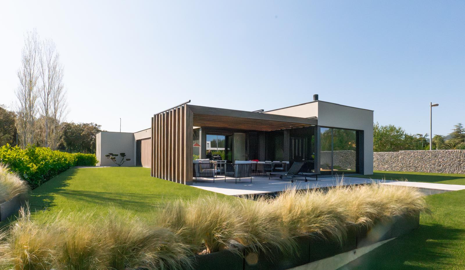 Piscina y jardín residencial ejecutado por Área Verda