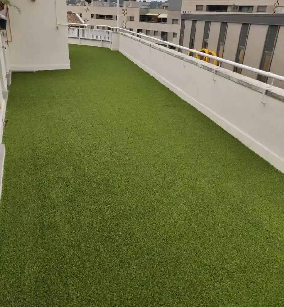 Instalación de césped artificial en terraza de Barcelona
